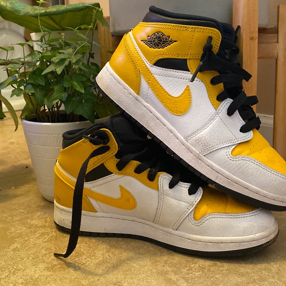 Boys Nike Air Jordan 1 Mid PS University Gold Size 4.5